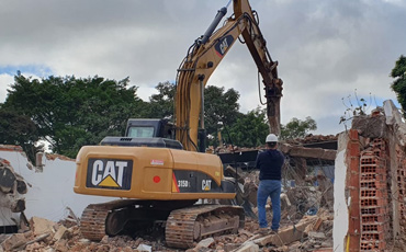 Demolição com implosão, manual ou mecânica